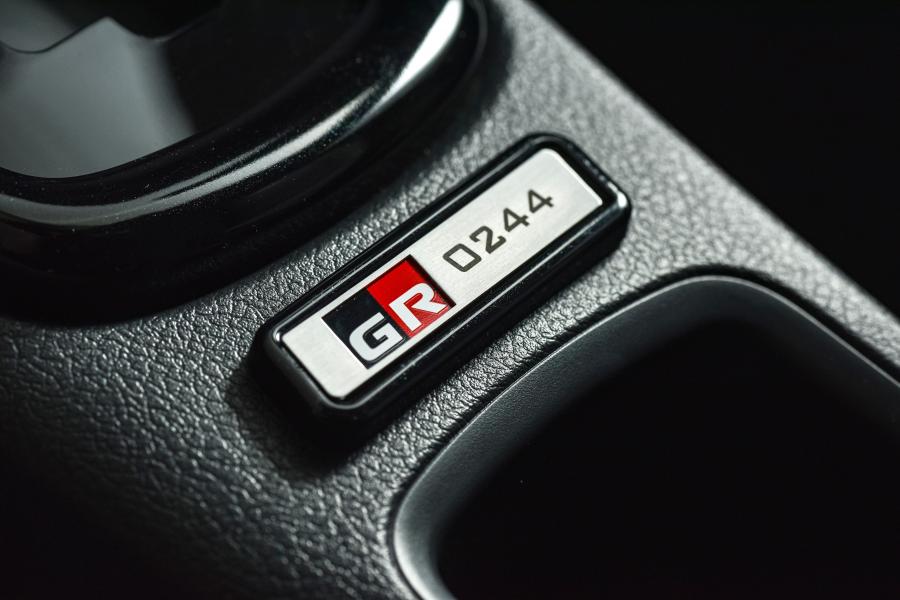 Детали интерьера Toyota Hilux GR Sport Double Cab 2019 года  (ZA) (фото 17 из 43)